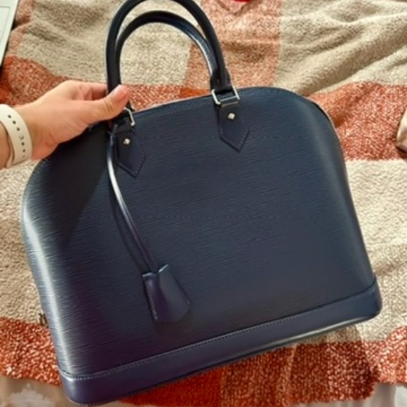 Authentic Louis Vuitton EPI ALMA MM - Picture 1 of 4